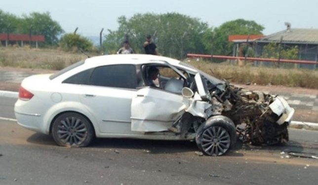 Homem fica ferido ao acertar carro com tudo em poste de energia no Distrito Industrial