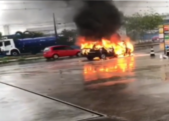 Vídeo: Carro pega fogo rapidamente em posto de combustíveis em Manaus e deixa todos desesperados