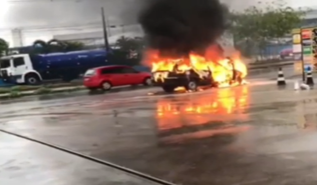 Vídeo: Carro pega fogo rapidamente em posto de combustíveis em Manaus e deixa todos desesperados
