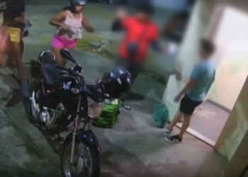 Vídeo mostra entregador tendo a moto roubada enquanto fazia entrega a cliente; veja