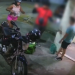 Vídeo mostra entregador tendo a moto roubada enquanto fazia entrega a cliente; veja