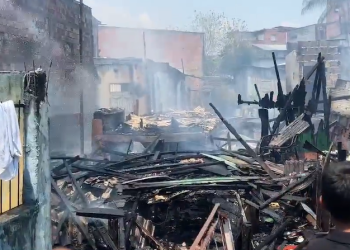 Urgente: Bombeiros encontram dificuldade para conter incêndio em beco no bairro Petrópolis