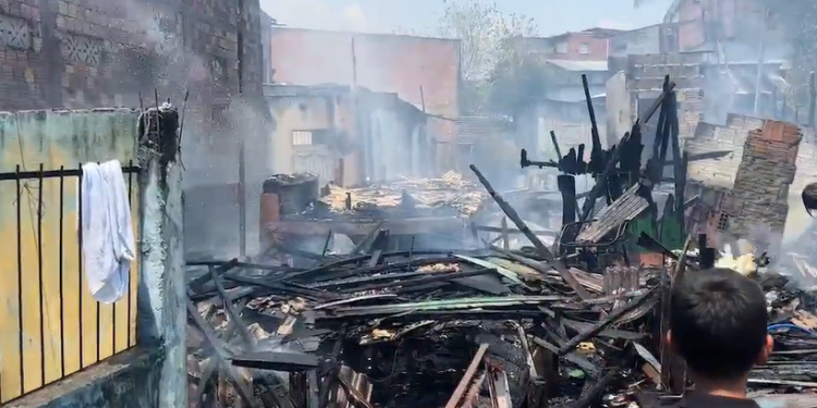 Urgente: Bombeiros encontram dificuldade para conter incêndio em beco no bairro Petrópolis