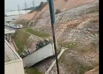 Vídeo: carreta pesando toneladas despenca e cai dentro de empresa no Distrito
