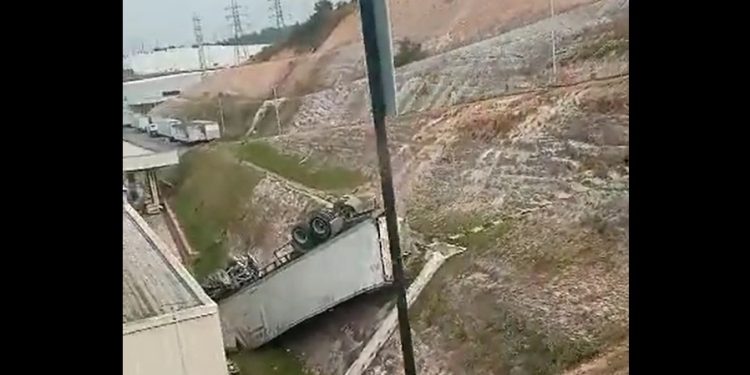 Vídeo: carreta pesando toneladas despenca e cai dentro de empresa no Distrito
