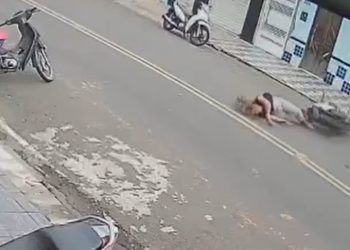 Vídeos: mulher é atacada por bandidos e cai da moto em assalto no Amazonas