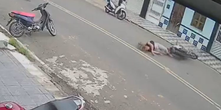 Vídeos: mulher é atacada por bandidos e cai da moto em assalto no Amazonas