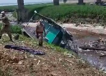 Vídeo: bandidos tentam degolar cadáver, desistem e jogam tudo no igarapé de Manaus