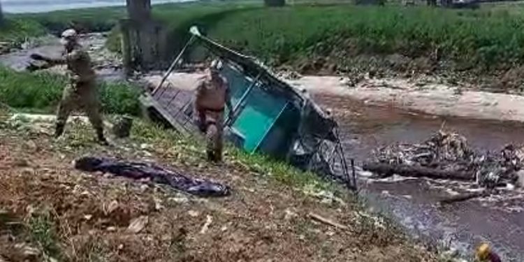 Vídeo: bandidos tentam degolar cadáver, desistem e jogam tudo no igarapé de Manaus