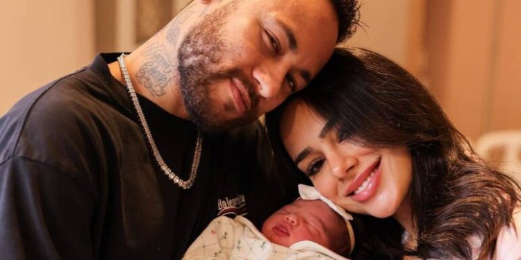 Bandidos invadem casa de Bruna Biancardi, mãe da filha de Neymar, e amarram os pais dela