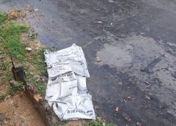 Nem a chuva impede e homem é morto com vários tiros ao sair de casa no Cidade de Deus