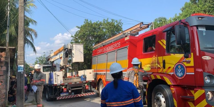 Homem vai fazer serviço em poste de energia e acaba morto eletrocutado em Manaus