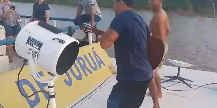 Vídeo: UBS Fluvial é usada para ‘resenha’ com música e bebidas no meio do rio