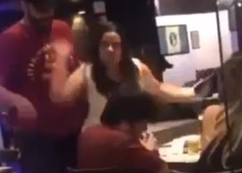 Esposa corneada enche a mão na cara do marido ao vê-lo comendo com duas talaricas; veja