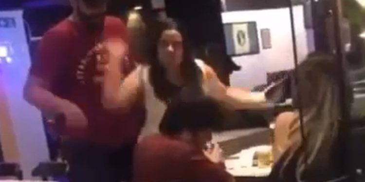 Esposa corneada enche a mão na cara do marido ao vê-lo comendo com duas talaricas; veja