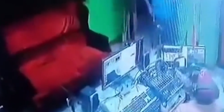 Vídeo: Assassino mata locutor de rádio com tiro na cabeça enquanto ele trabalhava