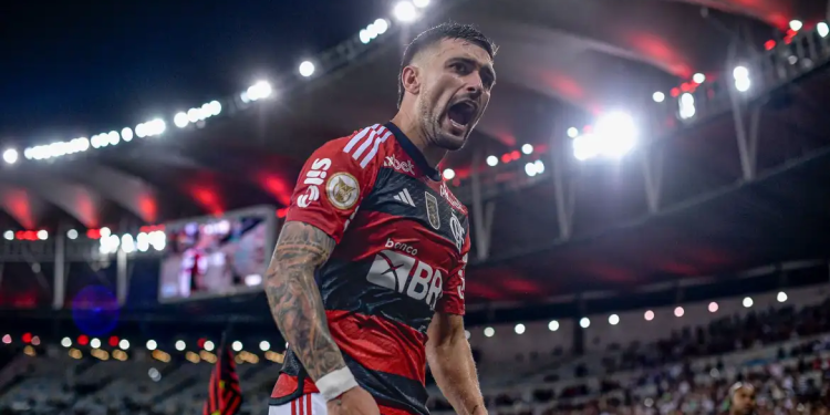 Flamengo vence Bragantino e entra na briga pelo título do Brasileiro
