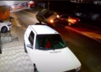 Condutor bate em outro veículo, capota e deixa caos na avenida dos Franceses; veja