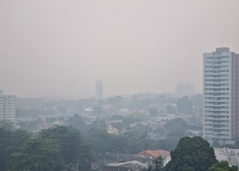Fumaça sufocante deixa bairros em Manaus sem visibilidade e qualidade do ar preocupa