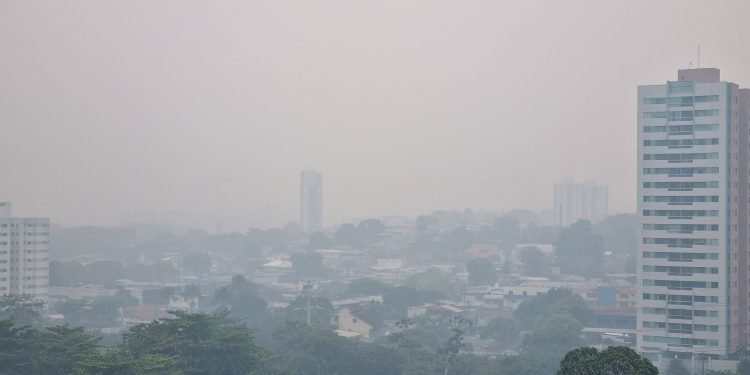 Fumaça sufocante deixa bairros em Manaus sem visibilidade e qualidade do ar preocupa