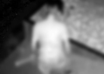 Vídeo: homem chuta mulher com bebê no colo e ameaça furar vítima