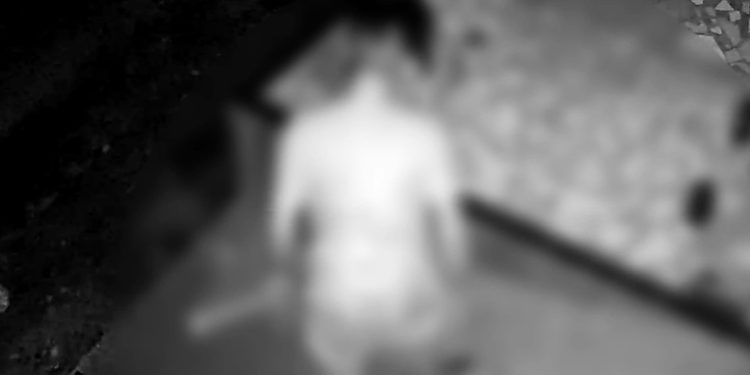Vídeo: homem chuta mulher com bebê no colo e ameaça furar vítima
