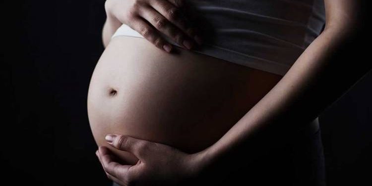 Em Manaus, homem é preso após sentar o cacete na mãe e irmã grávida
