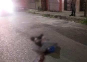 A pé, dupla cerca homem no Tarumã e o executa com cerca de oito tiros