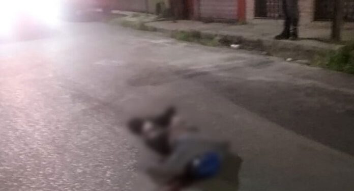 A pé, dupla cerca homem no Tarumã e o executa com cerca de oito tiros