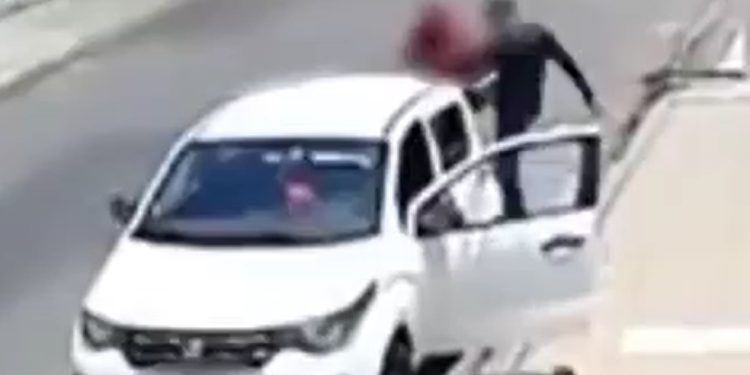 Vídeo: idoso pede devolução de R$ 7 é leva chutes de motorista de APP