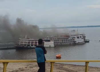 Vídeo: embarcação pega fogo na Manaus Moderna