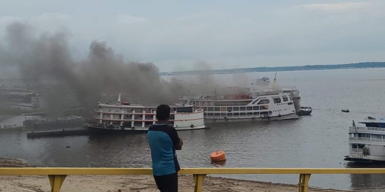Vídeo: embarcação pega fogo na Manaus Moderna