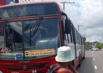 Passageiro demora a entregar celular e toma tiro dentro do 640 em Manaus