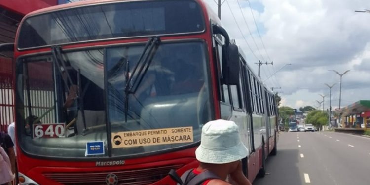 Passageiro demora a entregar celular e toma tiro dentro do 640 em Manaus