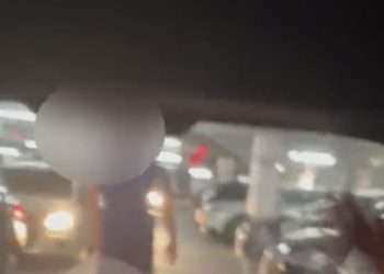 Barraco no Manauara: casal vai pra cima de jovem dentro de estacionamento; vídeo