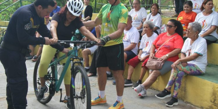 Projeto em Manaus ensina idosos a andar de bicicleta