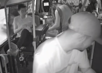 Vídeo mostra violência de trio durante roubo na madrugada em micro-ônibus alternativo de Manaus; veja
