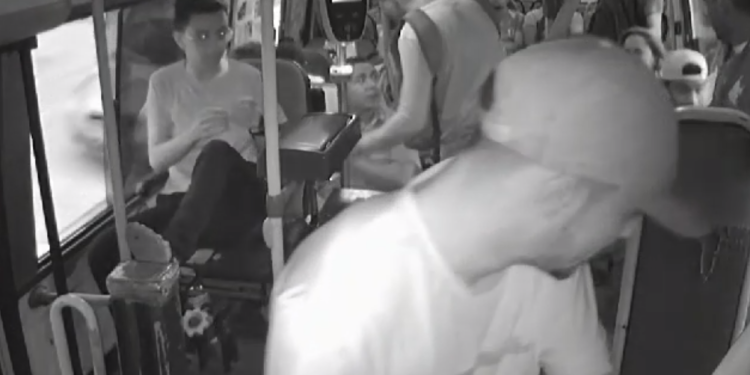 Vídeo mostra violência de trio durante roubo na madrugada em micro-ônibus alternativo de Manaus; veja
