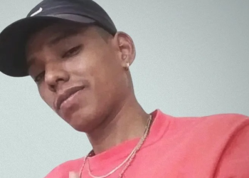 Jovem sai de mercearia em Manaus e pistoleiros encapuzados o matam com 19 tiros