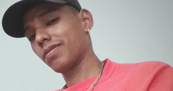 Jovem sai de mercearia em Manaus e pistoleiros encapuzados o matam com 19 tiros