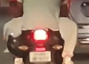 Motel tá caro? Casal é flagrado em moto ‘só na sanfona’ no meio da avenida Coronel Teixeira; vídeo