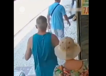 Mãe e filha escapam de atropelamento impressionante após carro invadir a calçada; vídeo