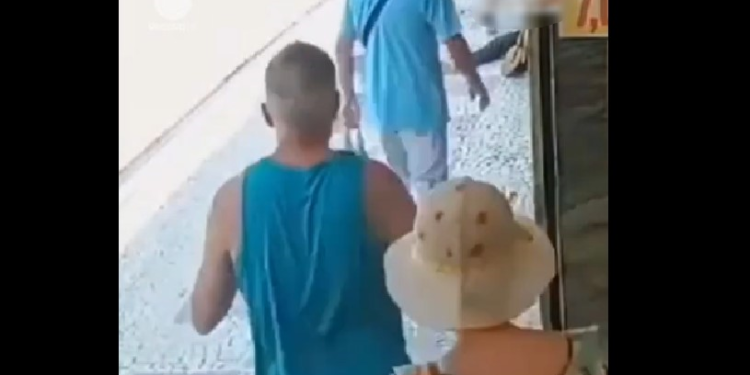 Mãe e filha escapam de atropelamento impressionante após carro invadir a calçada; vídeo