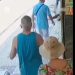 Mãe e filha escapam de atropelamento impressionante após carro invadir a calçada; vídeo