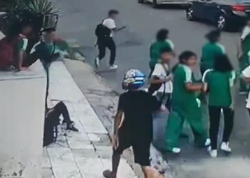 Vídeo: Dupla em moto toca o terror em frente de escola em Manaus ao roubar alunos