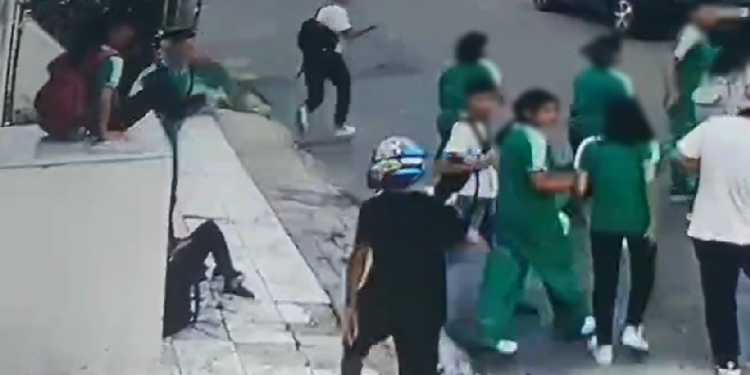 Vídeo: Dupla em moto toca o terror em frente de escola em Manaus ao roubar alunos