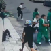 Vídeo: Dupla em moto toca o terror em frente de escola em Manaus ao roubar alunos