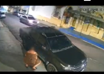 Vídeo: Querendo o ex de volta, mulher é flagrada fazendo despacho na frente do escritório dele em Manaus