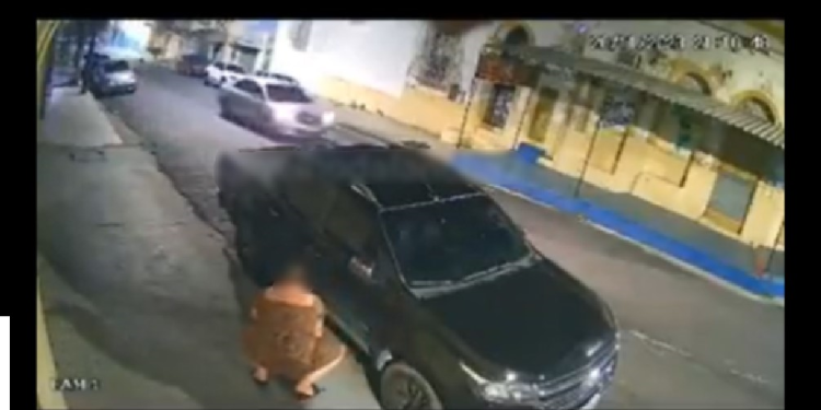 Vídeo: Querendo o ex de volta, mulher é flagrada fazendo despacho na frente do escritório dele em Manaus