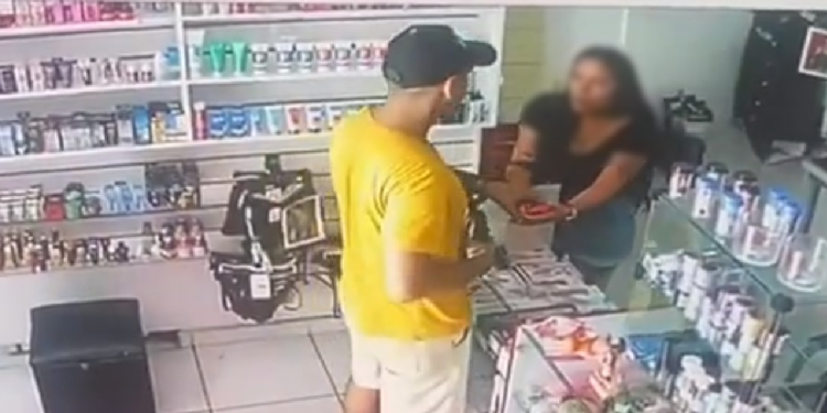 Vídeo mostra ladrão desistindo de levar celular de funcionária em Manaus após ela chorar desesperada; veja